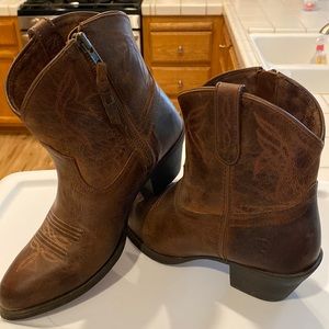 Ariat Darlin zip cowboy style boots. Literally like new.